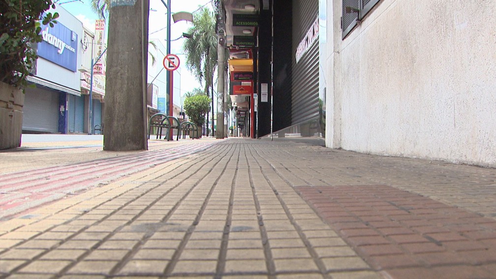 Ruas do Centro de Araraquara ficaram desertas na tarde deste domingo (21) — Foto: Nilson Porcel/EPTV