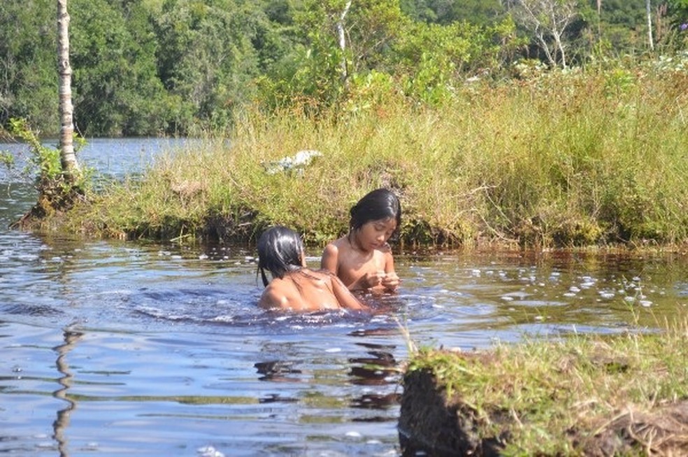 Crianças indígenas tomam banho em rio de Peruíbe, SP  (Foto: Leticia Gomes)