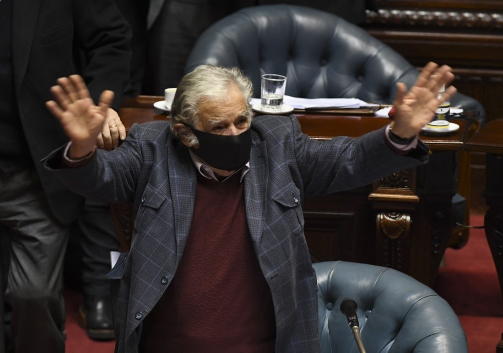 Mujica acena na sessão em que se despediu do Senado uruguaio — Foto: AFP/Pablo Porciuncula