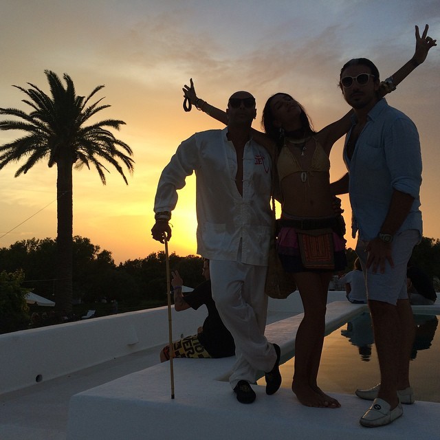 Lea T com amigos em Ibiza (Foto: Reprodução/Instagram)