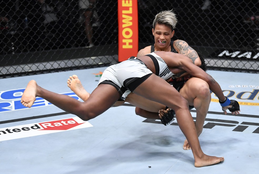 Amanda Lemos é derrubada por Angela Hill no UFC Lewis x Daukaus — Foto: Getty Images