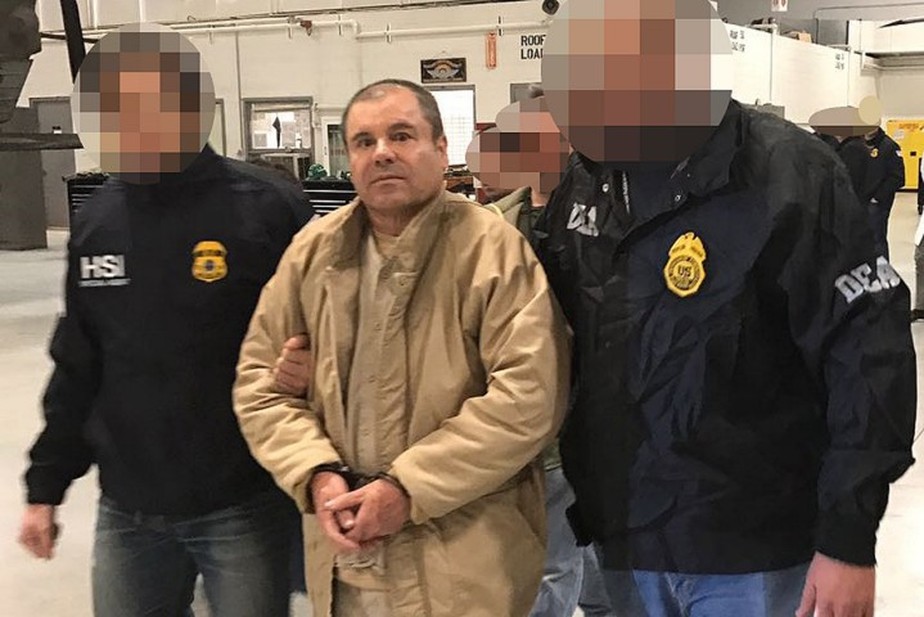 Nesta foto de arquivo tirada em 19 de janeiro de 2017, Joaquín Guzman, também conhecido como 'El Chapo', é escoltado em Ciudad Juarez pela polícia mexicana enquanto é extraditado para os Estados Unidos