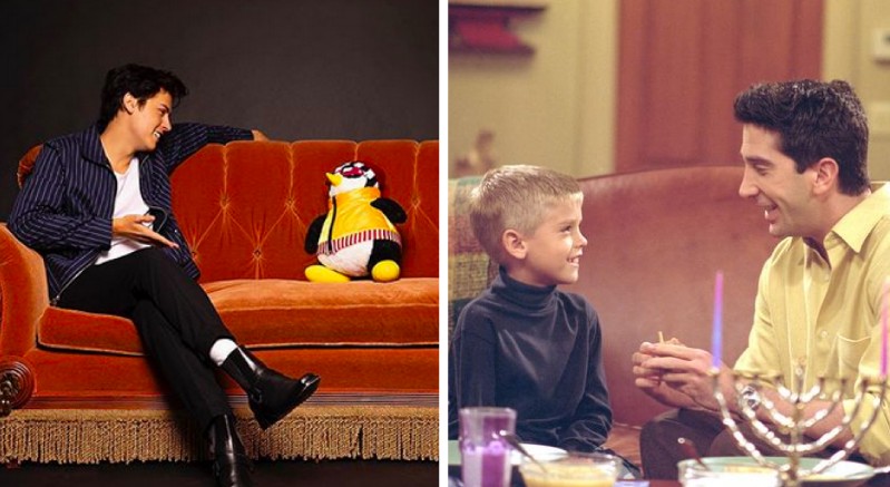 O ator Cole Sprouse na foto divulgada pelos produtores de Friends com ele no sofá da casa de Ross, vivido por David Schwimmer na série (Foto: Instagram/Reprodução)