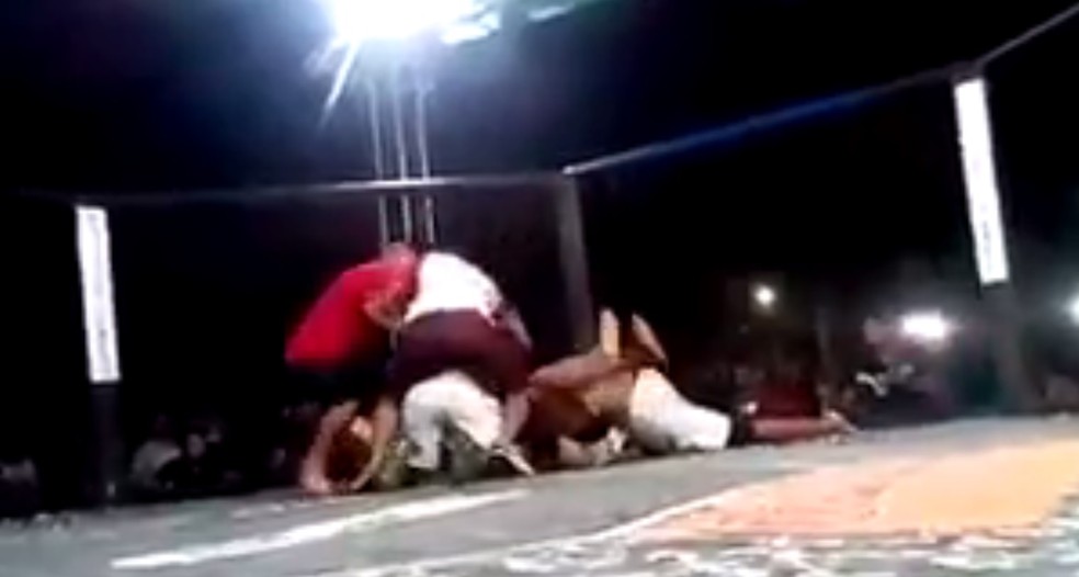 Irmão de Caio Paturi invade o ringue para socorrer o irmão, desmaiado há 30 segundos (Foto: Reprodução Internet)