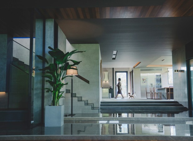 A casa do filme Parasita, que é repleta de escadas, possui decoração luxuosa, minimalista e em tons sóbrios (Foto: Reprodução)