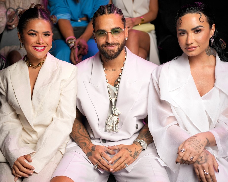 Maisa, Maluma e Demi Lovato sentam lado a lado no desfile da BOSS em Miami