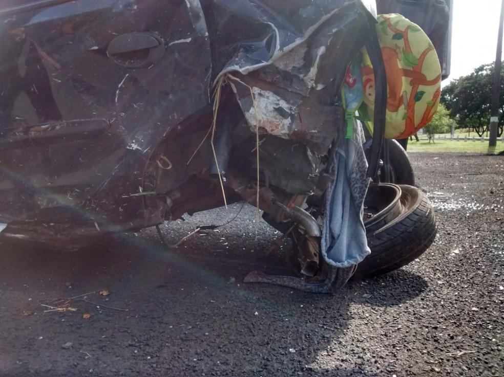 Bebê estava em cadeirinha própria na parte traseira do carro atingido — Foto: Mário Nunes/Jornal de Assis
