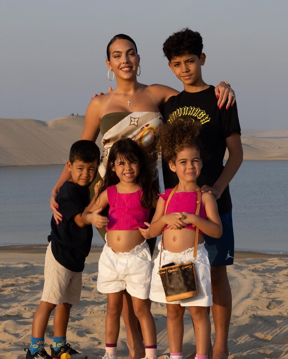 Georgina Rodríguez com a família no deserto de Doha, no Catar