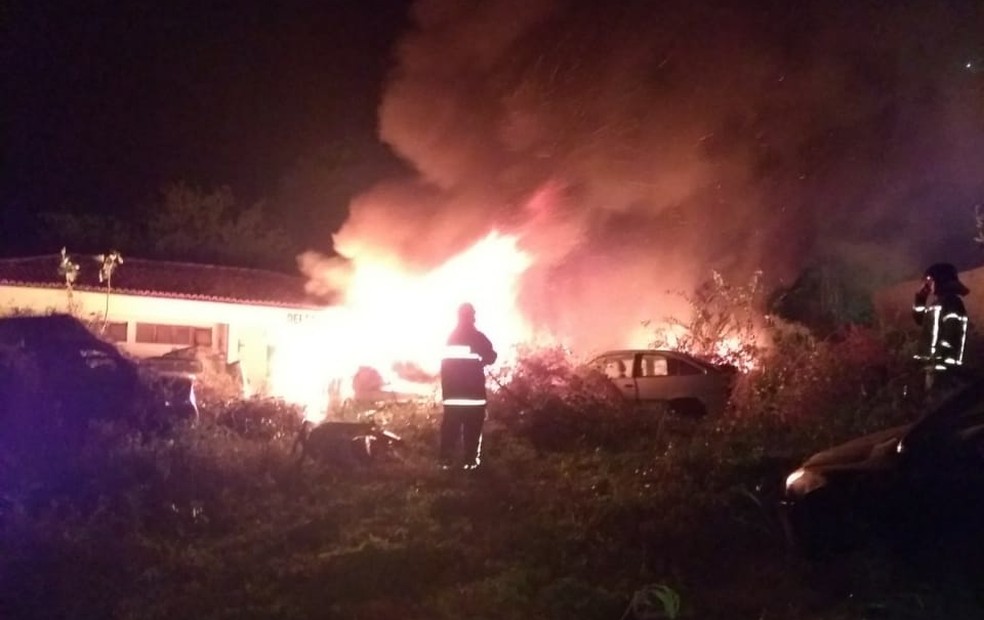 Incêndio atinge pátio de delegacia que funcionava como cemitério de veículos — Foto: Divulgação/Corpo de Bombeiros
