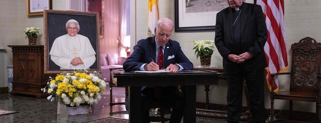 Presidente dos EUA, Joe Biden, assina o livro de condolências para o Papa Emérito Bento XVI na Nunciatura Apostólica da Santa Sé em Washington — Foto: JIM WATSON/AFP