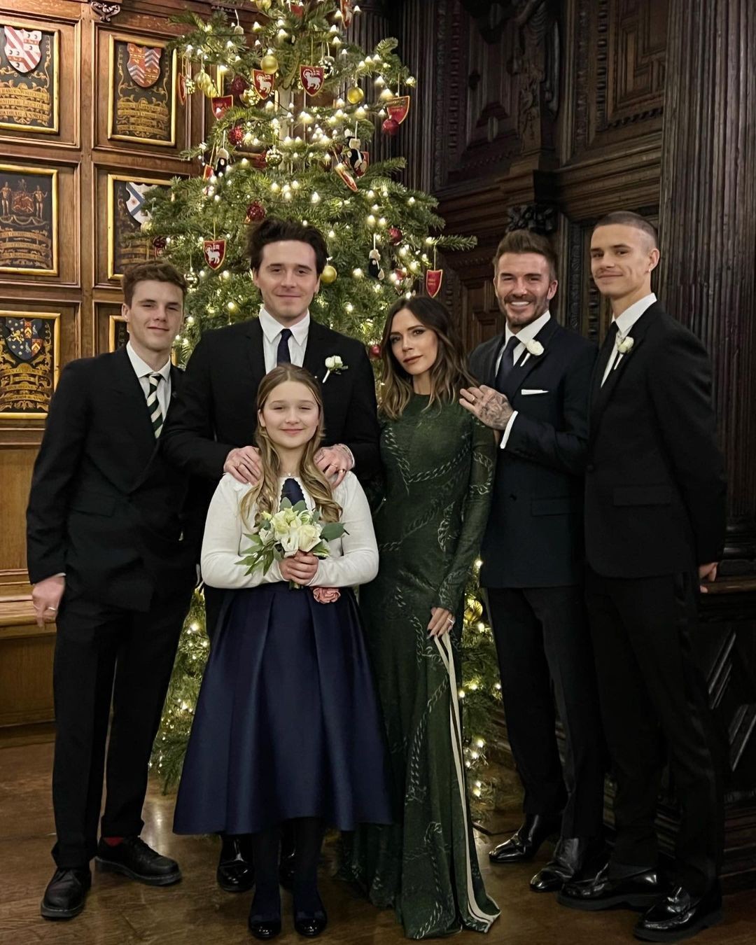 Victoria e David Beckham encantam com novo clique natalino em família (Foto: Reprodução / Instagram)
