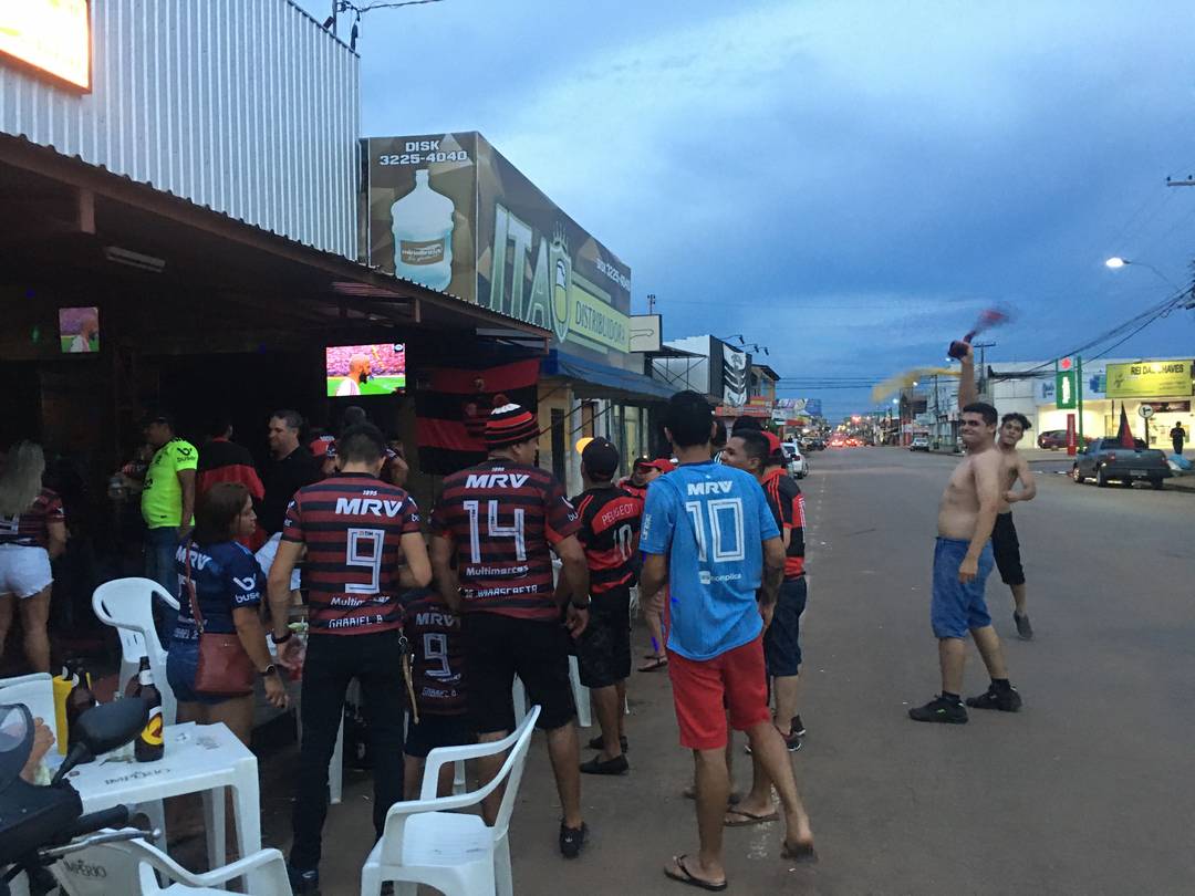 Na região Norte, torcedores do Flamengo comemoram vitória do time em um bar da Avenida Amazonas, em Porto Velho, Rondônia