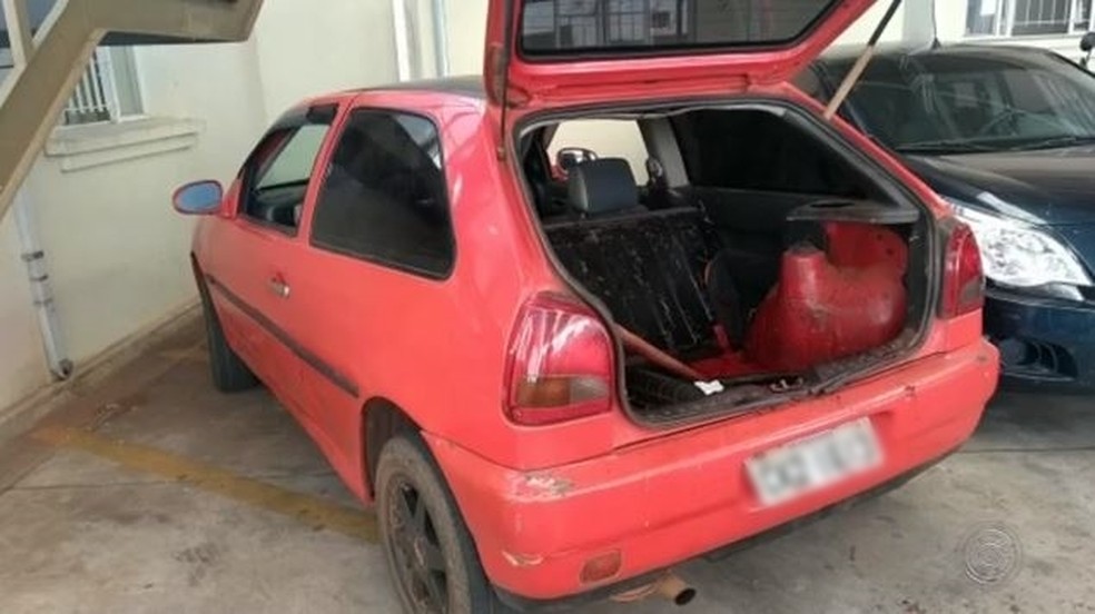 Suspeitos abandonaram carro e fugiram em matagal em Avaré (SP) — Foto: Reprodução/TV TEM