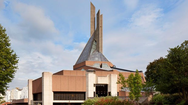 Reforma preserva arquitetura brutalista de igreja em Bristol (Foto: Divulgação)