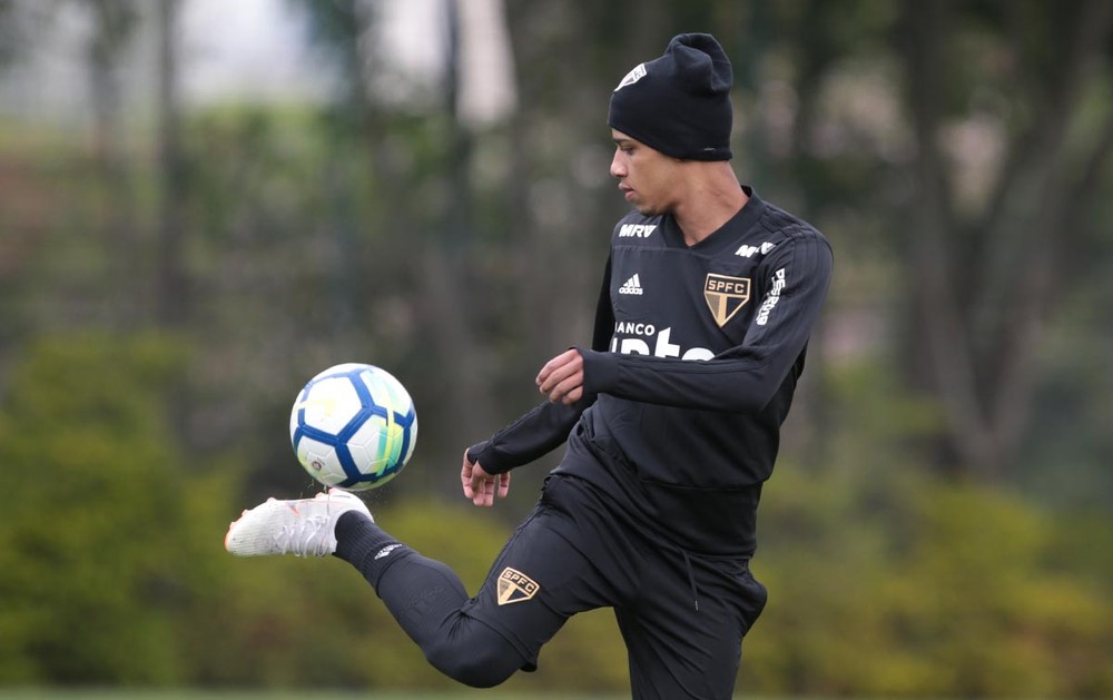 [VÍDEO] Brenner mostra habilidade e dá toque de letra entre as pernas de Carneiro