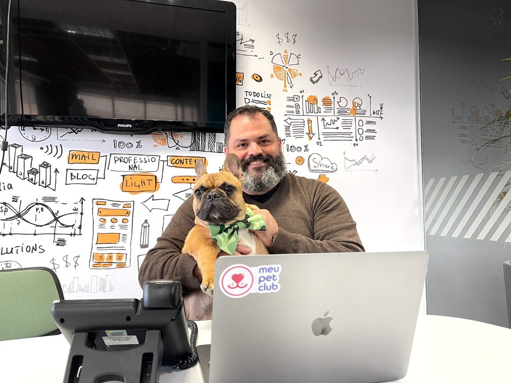 Otto Marques, CEO e sócio-diretor do Meu Pet Club, e seu pet Boris — Foto: Divulgação