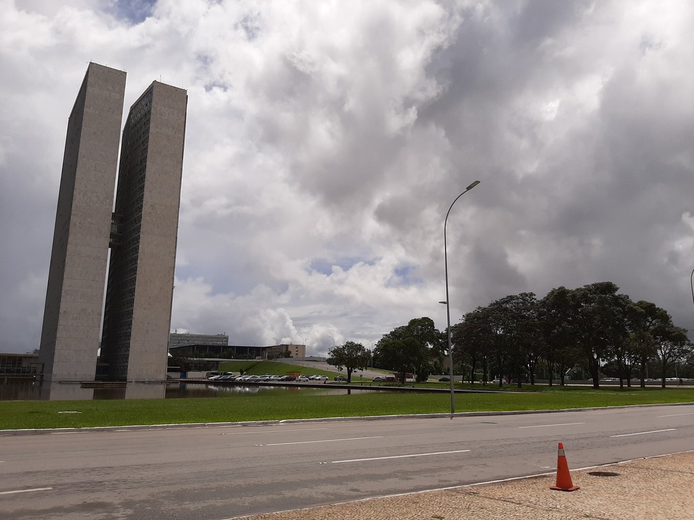 26 de Março - Vias de acesso ao Congresso Nacional são vistas sem fluxo de carros após restrições devido ao coronavírus — Foto: G1/Carolina Cruz 