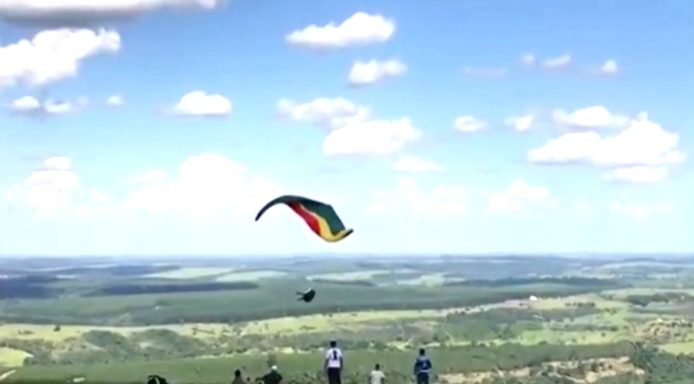 Paraglider apresentou problemas logo após a decolagem em Botucatu — Foto: Reprodução/Site 14News/Divulgação