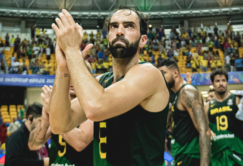 Benite agradece apoio da torcida em vitória do Brasil sobre a Colômbia — Foto: Maurício Almeida/Brand/CBB