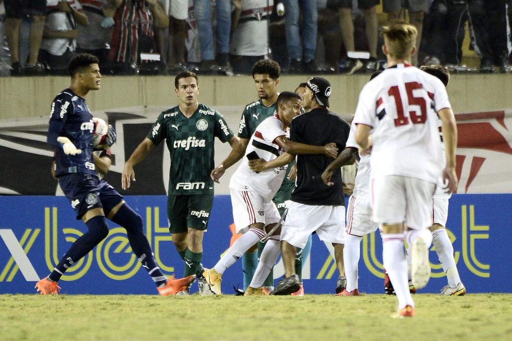 Torcedor do So Paulo invade o gramado e busca confuso com jogadores do Palmeiras  Foto: Marcos Ribolli