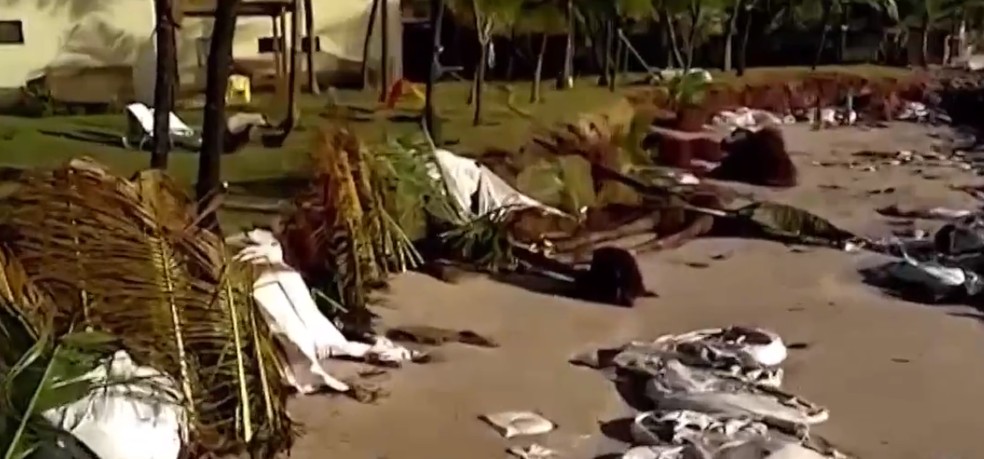 Por causa da situação, os moradores chegaram a fazer contenção de pedras para impedir que água entre nas casas — Foto: Reprodução/TV Santa Cruz
