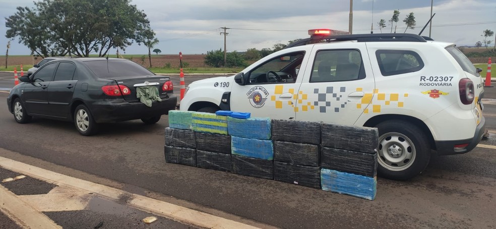 Drogas apreendidas e casal preso em Palmital — Foto: Polícia Rodoviária/Divulgação
