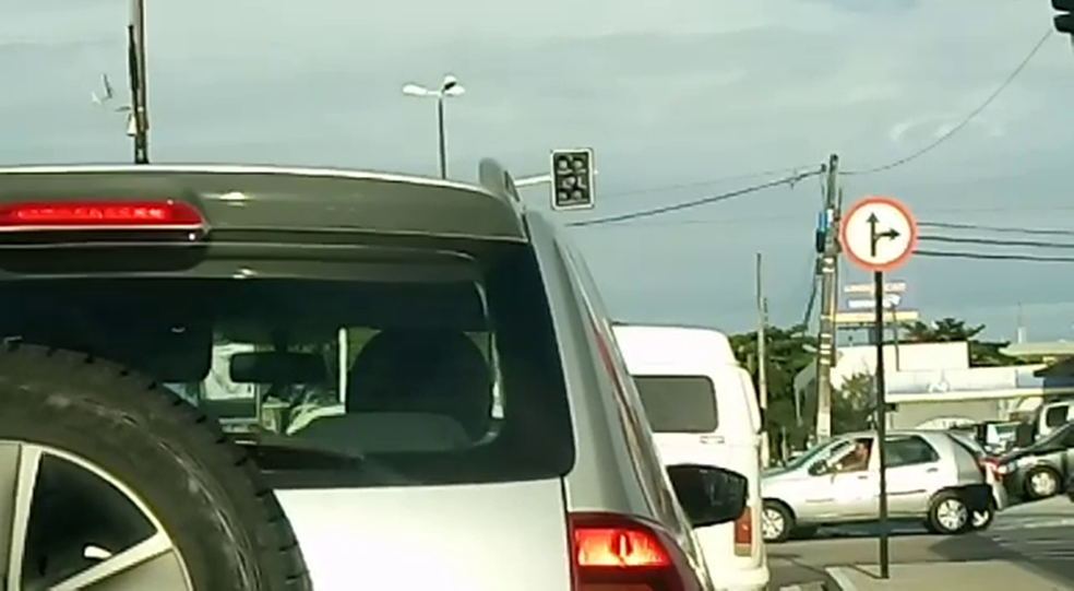 Queda de energia deixou semÃ¡foros desligados e trÃ¢nsito lento na Avenida Beira Rio, em JoÃ£o Pessoa (Foto: Laerte Cerqueira/TV Cabo Branco)