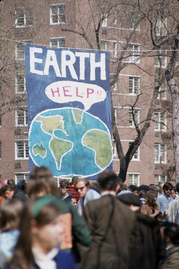 A crowd of people gather near a large poster that shows a speach bubble from planet Earth that reads 'Help!!', on the occaision of the first Earth Day conservation awareness celebration, New York, New York, April 22, 1970. (Phoro by Hulton Archive/Getty I (Foto: Getty Images)