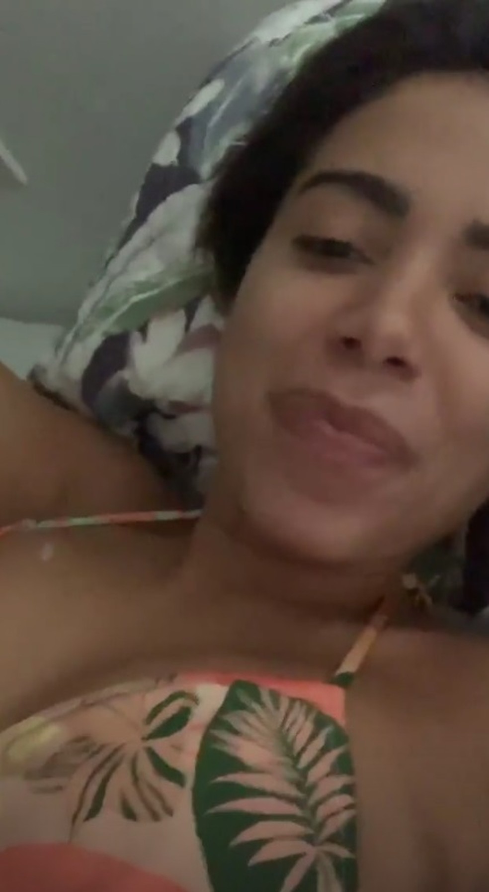 Anitta durante massagem linfática — Foto: Reprodução/Instagram 