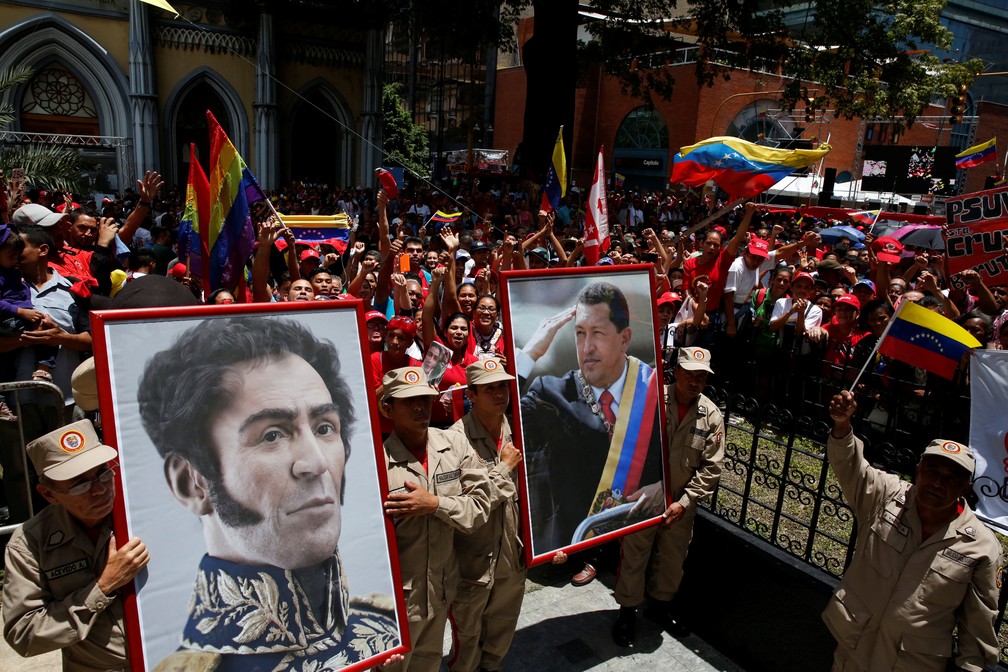 Imagens de Simon Bolivar e Hugo Chávez e são exibidas enquanto público chavista comemora a instalação da Assembleia Constituinte nesta sexta-feira (4) em Caracas (Foto: REUTERS/Carlos Garcia Rawlins)