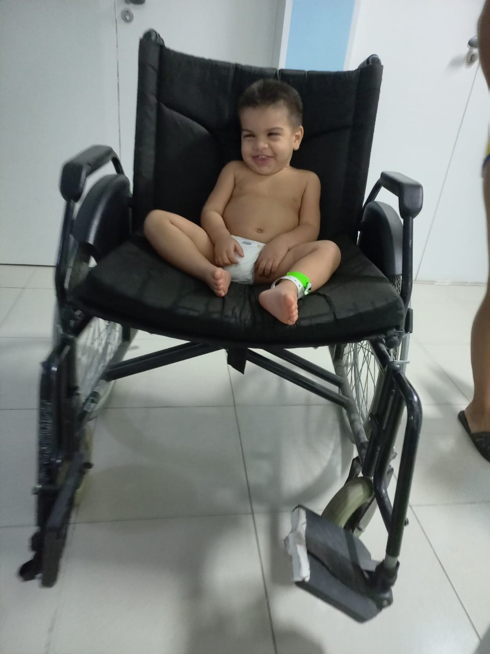 Théo na cadeira de rodas durante internação no hospital — Foto: Arquivo Pessoal / Suzany Ferreira 