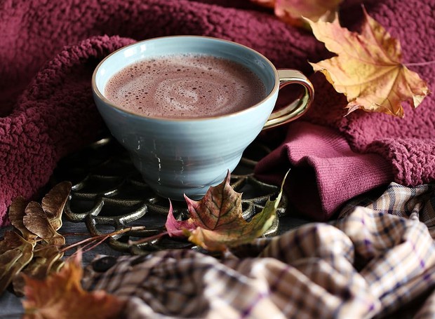 O chocochai é uma mistura de chocolate quente com chá preto e especiarias (Foto: Pxfuel/Reprodução)