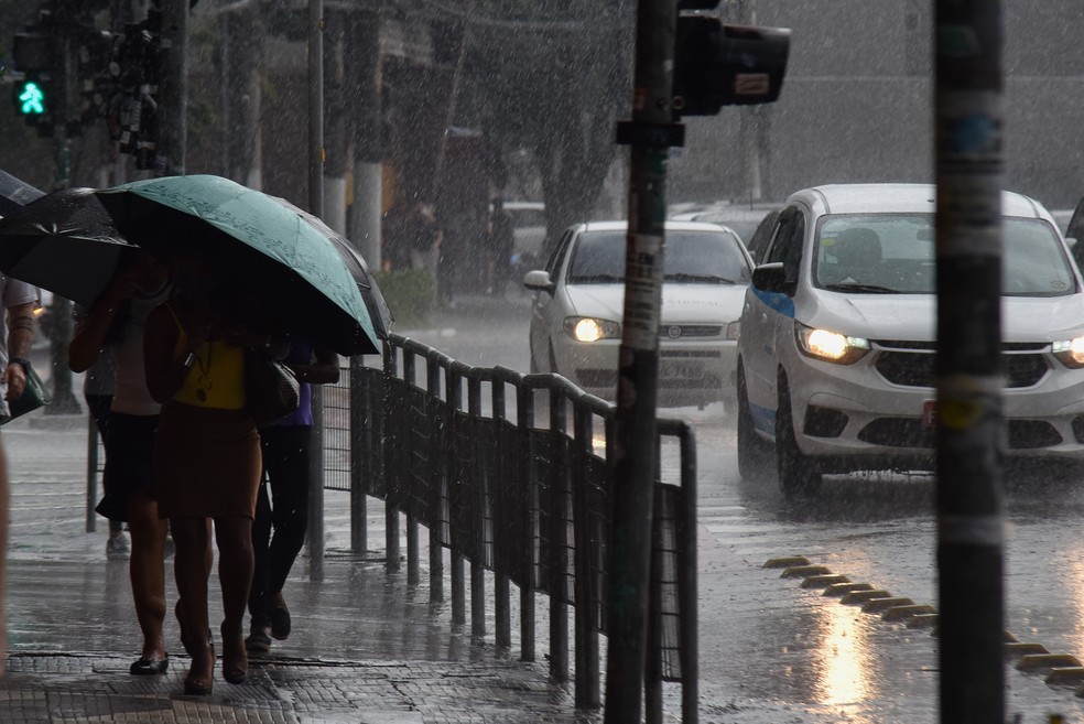 Chuva em São Paulo, na tarde desta segunda feira (13). Na foto pedestres com guarda chuvas, na Rua da Consolação.    — Foto: ROBERTO CASIMIRO/FOTOARENA/ESTADÃO CONTEÚDO