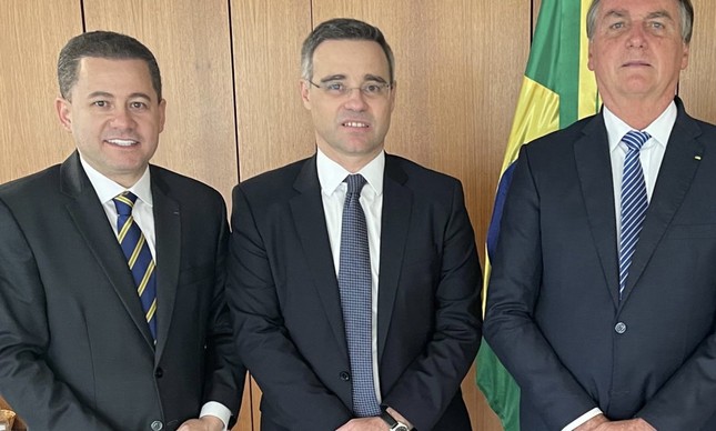 Bolsonaro em encontro com o deputado federal da bancada evangélica Cezinha de Madureira e o indicado ao STF, André Mendonça   