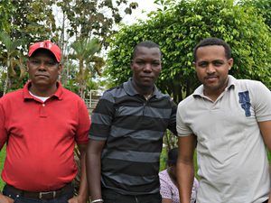 Seguidor do cristianismo, o haitiano Dorvil Kesnel (no centro) diz que se reúne com amigos para orar a Deus (Foto: Caio Fulgêncio/G1)