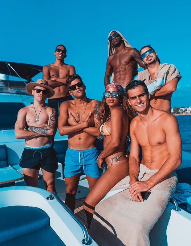 Anitta com amigos em Ibiza (Foto: Reprodução/Instagram)