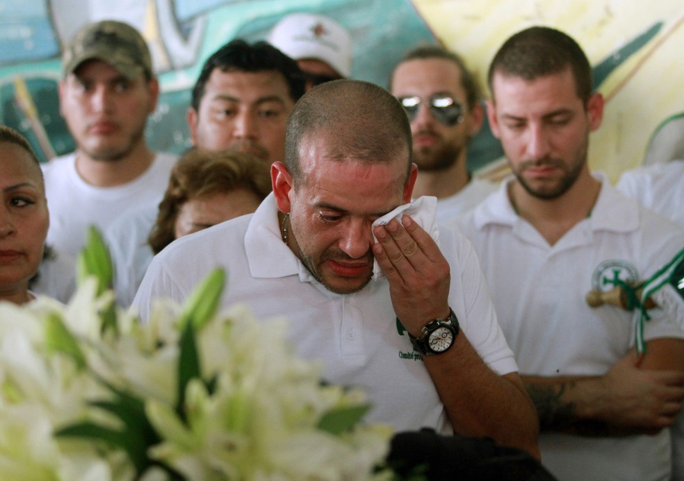 Luis Fernando Camacho chora no velório de Marcelo Terrazas, que morreu durante confrontos entre apoiadores do candidato Carlos Mesa e apoiadores do partido Movimento para o Socialismo, em Santa Cruz, na Bolívia,  na quinta-feira (31) — Foto: Daniel Walker/AFP