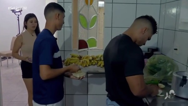 Uma das vantagens de ter dois maridos é ter mais pessoas fazendo as tarefas domésticas, explica Larissa — Foto: TV Verdes Mares/Reprodução