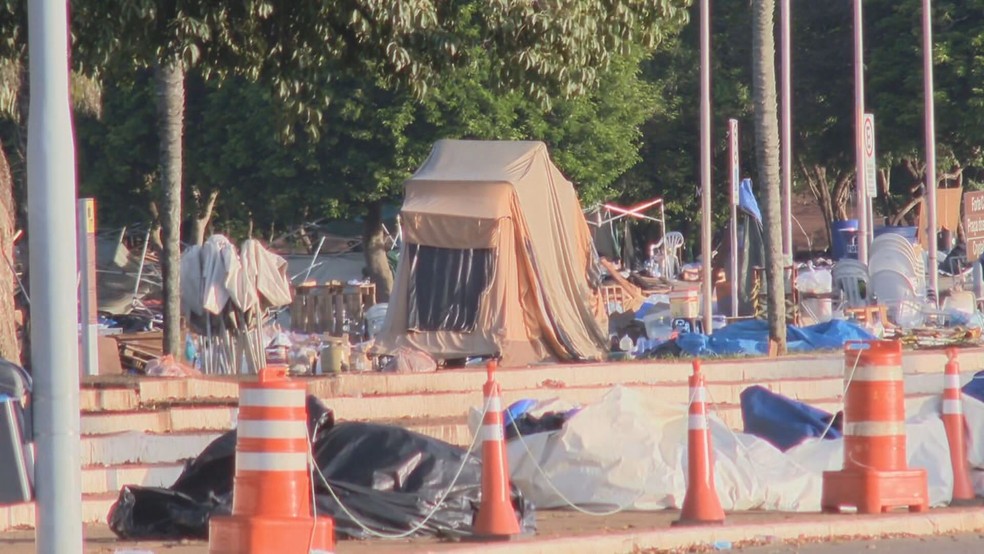Lonas, plástico, entre outros resíduos continuam na praça ocupada por bolsonaristas em Brasília — Foto: TV Globo/Reprodução