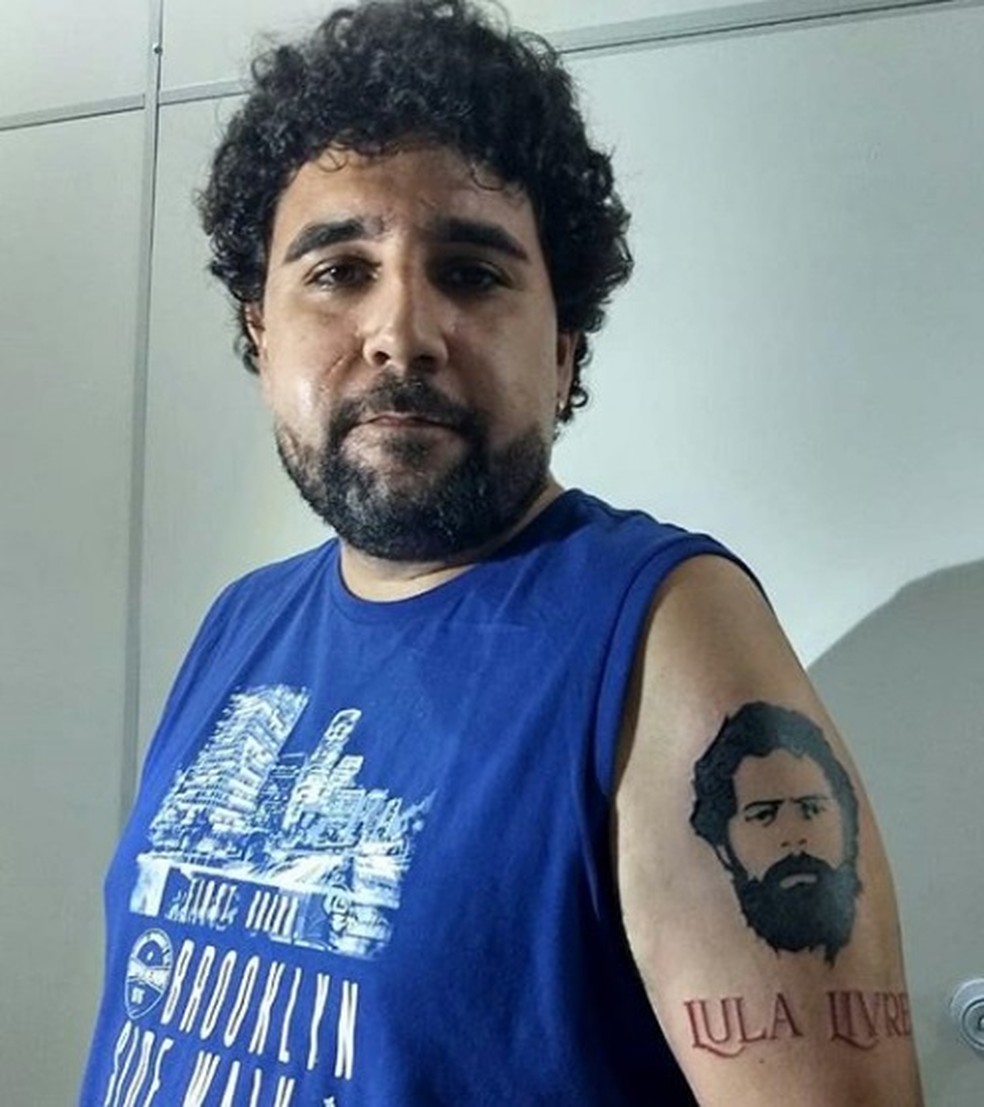 Advogado De Mt Tatua Rostos De Lula E Marielle Franco Ato Politico De Protesto Mato Grosso G1