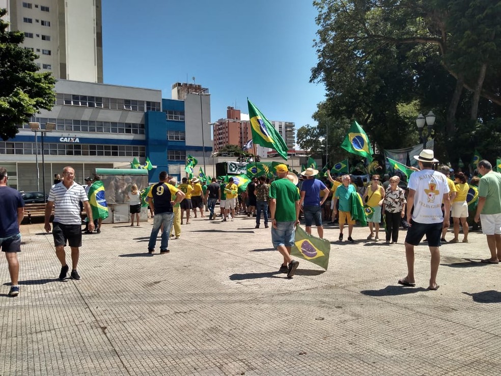 Manifestação pró-governo em Piracicaba — Foto: Samantha Silva/G1