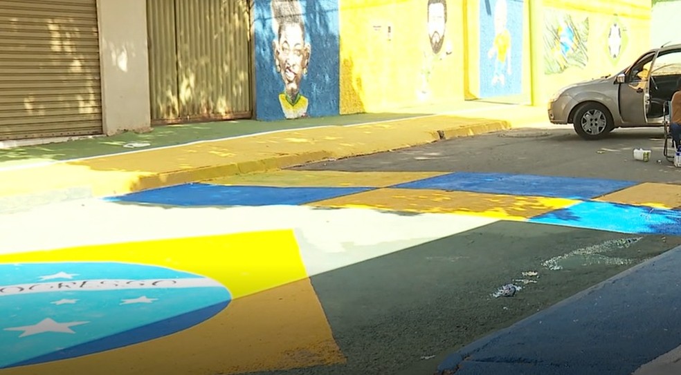 Moradores pintam muros e rua em Goiânia na torcida para o Brasil na Copa do Mundo: ‘Rumo ao hexa’ — Foto: Reprodução/TV Anhanguera