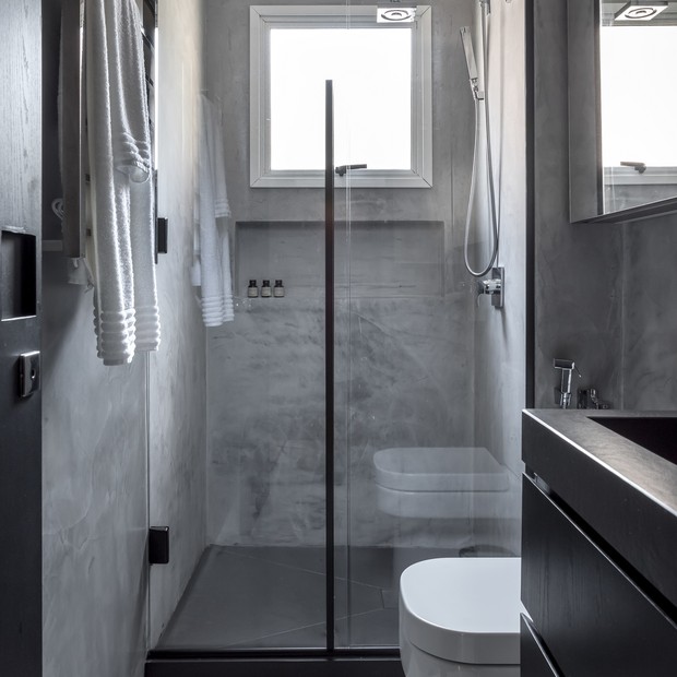 Cinza, preto e branco em 80 m²  (Foto: Eduardo Macarios)