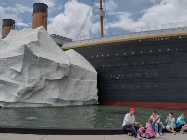 Parte de 'iceberg' desaba em Museu do Titanic e deixa três pessoas feridas (Foto: Reprodução / Facebook)