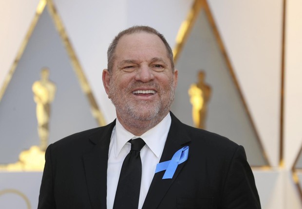 O produtor de cinema Harvey Weinstein caminha pelo tapete vermelho antes da premiação do Oscar em Los Angeles (Foto: Mike Blake/Arquivo/Reuters)
