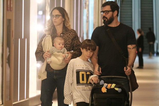 Juliano Cazarré passeia no shopping com a família (Foto: Fabio Moreno/AgNews)