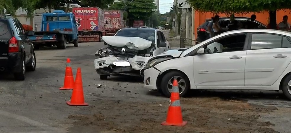 Perseguição a assaltantes termina com acidente entre dois carros e uma motocicleta, em Fortaleza. — Foto: TV Verdes Mares