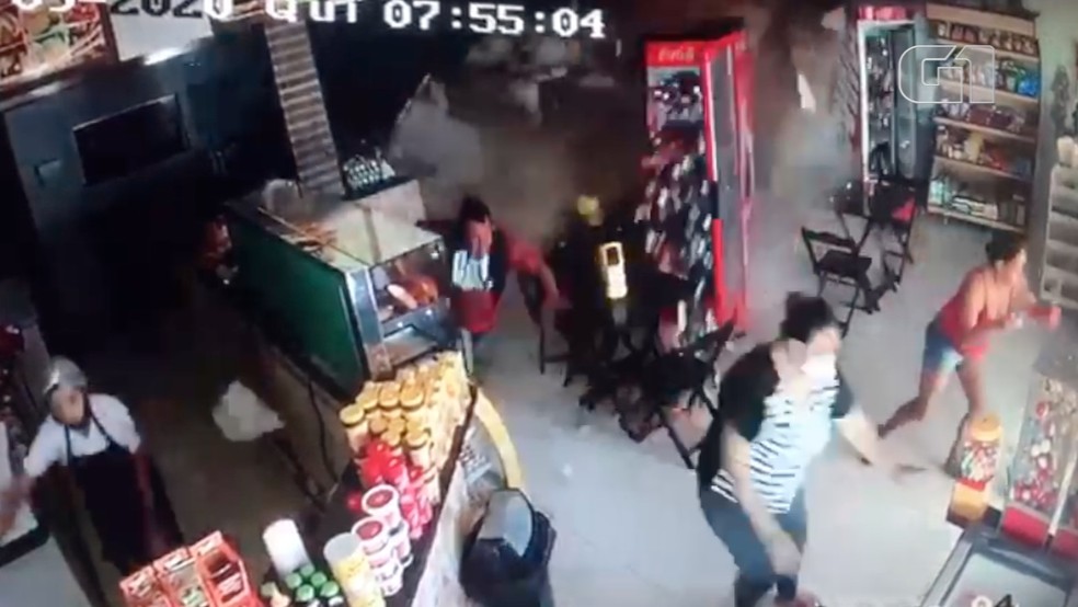 Momento que carreta invade a padaria — Foto: Paulo Cesar da Silva 