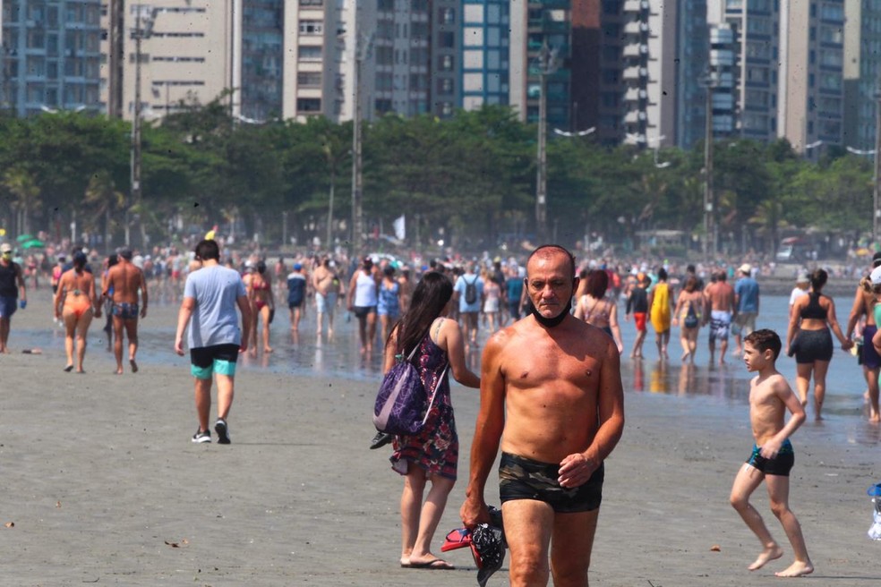 Parte dos banhistas não respeita determinação para uso de máscara facial no litoral de SP — Foto: Matheus Tagé/Jornal A Tribuna