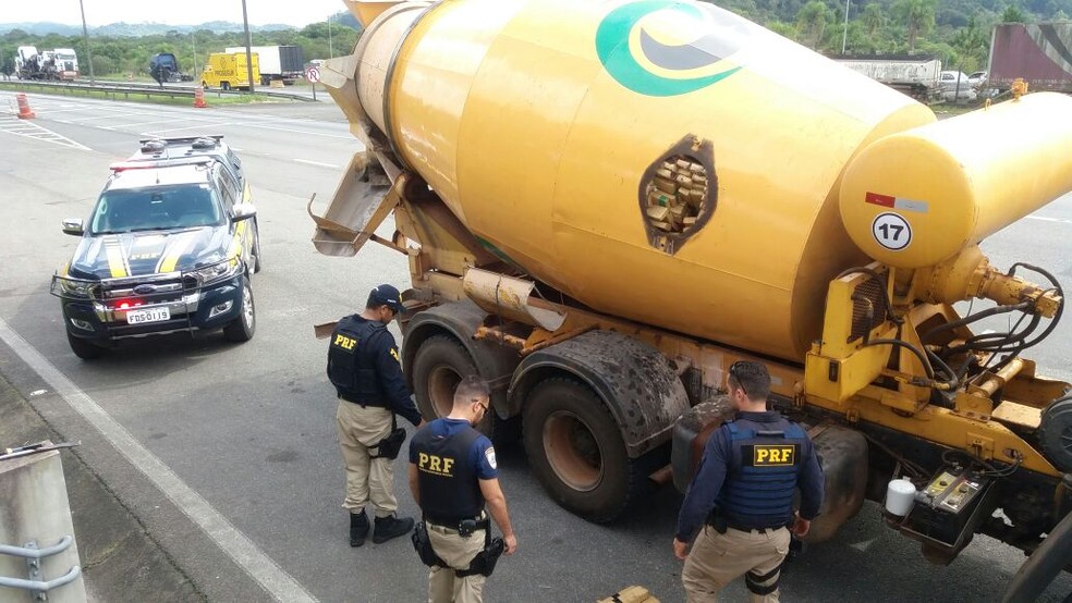 Maconha estava escondida dentro de betoneira em caminhão em SP (Foto: Divulgação/PRF)